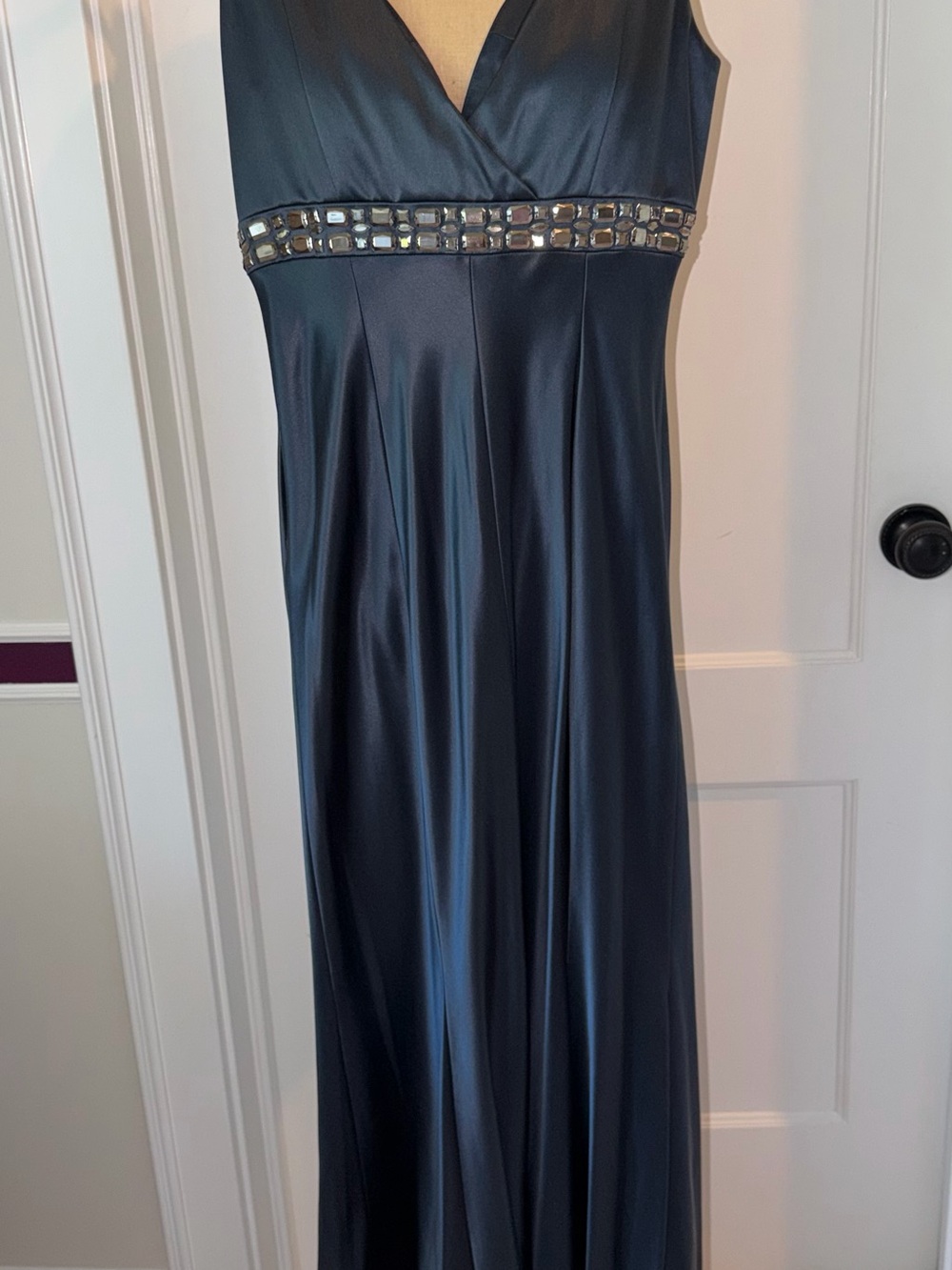 Carmen Marc Valvo Elegant Ocean Blue Satin Evening Gown with Appliques - Picture 5 of 7